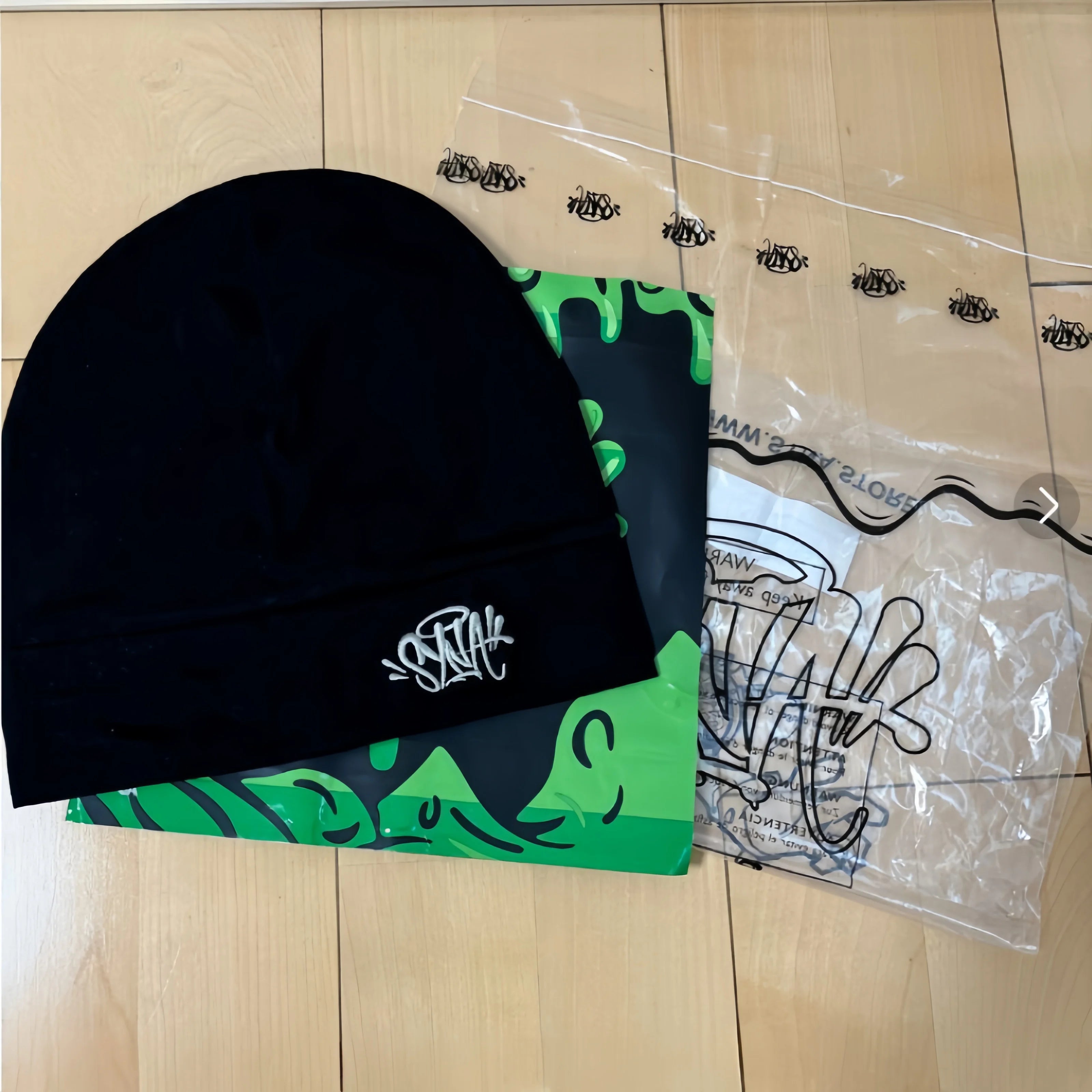 HAT SYNA WORLD RUNNING